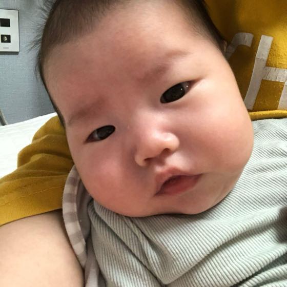 부모 품에 안겨 편안히 쉬고 있는 아기