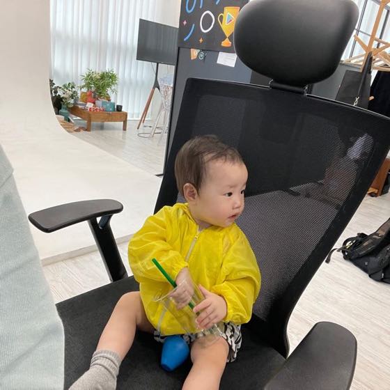 빨대컵을 손에 들고 있는 아이