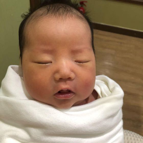 ふんわりしたおくるみに包まれて眠り、休んでいる赤ちゃん