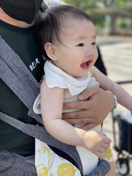 부모 품에 안겨 있는 아기의 모습