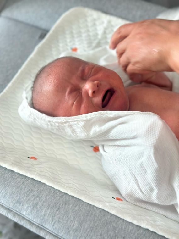 목욕만 하면 우는 아기, 이렇게 달래보세요: 감싸 목욕부터 루틴까지