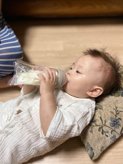 母乳保存バッグを哺乳瓶にセットして飲んでいる赤ちゃん