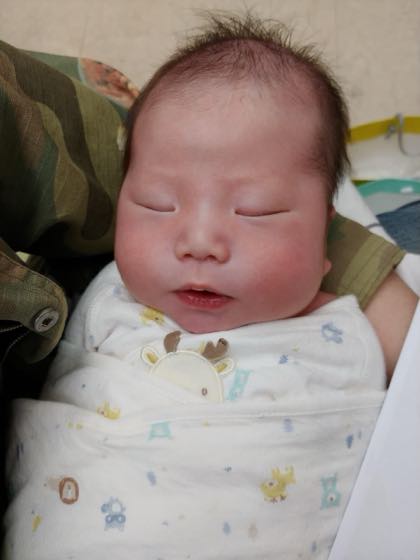 속싸개에 싸여 낮잠 자는 신생아