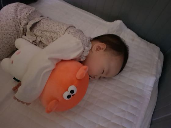 오후에 낮잠 자는 돌 무렵 아기