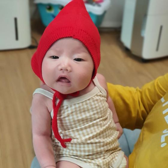 室内で保護者に抱かれた赤ちゃん