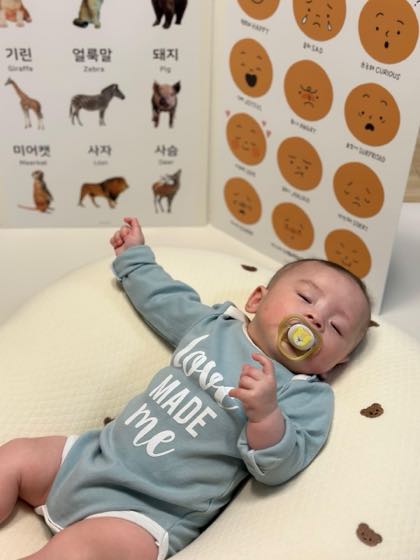 薄手の服を着て仰向けに安心して眠る赤ちゃん