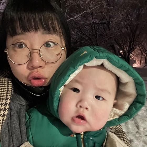 아기를 품에 안고 상태를 살피는 부모