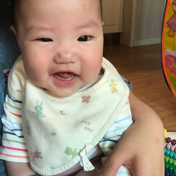 깨어난 뒤 편안하게 놀고 있는 아기