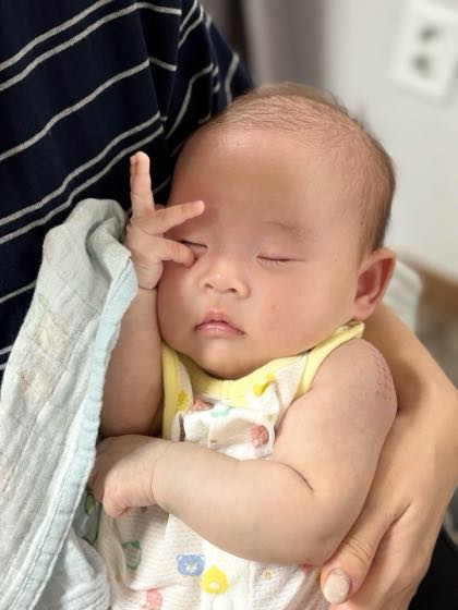 낮잠 전 졸린 신호로 눈을 비비는 아기