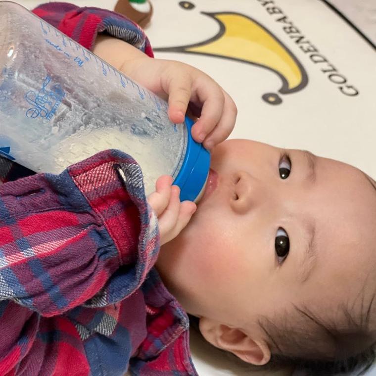 搾乳した母乳の解凍・温め方：安全に溶かして温めて飲ませる