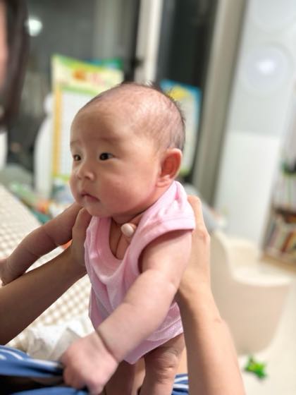 수유 후 아기를 세워 안아 게움을 줄여주는 자세