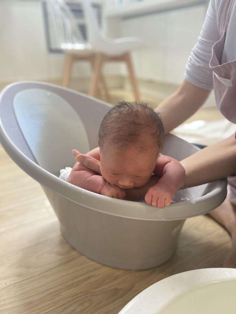 Newborn baths before the cord falls off: from sponge bath to tub bath